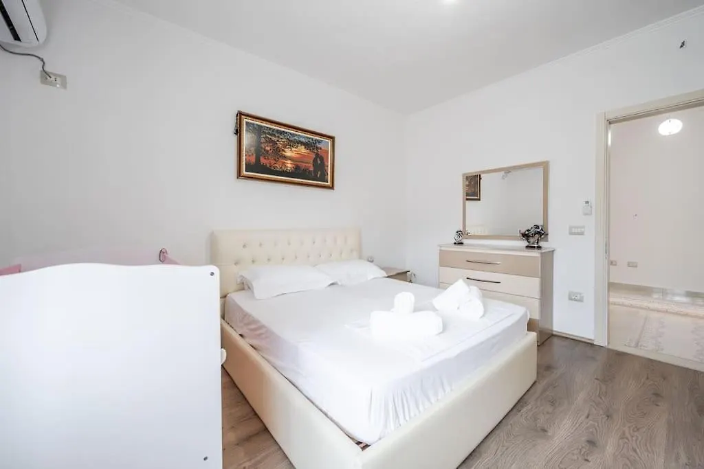 Hometown Apartment Гирокастра 0*,