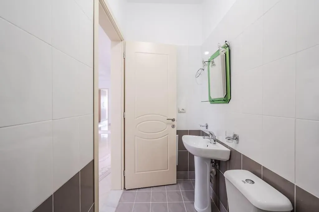 Hometown Apartment Гирокастра