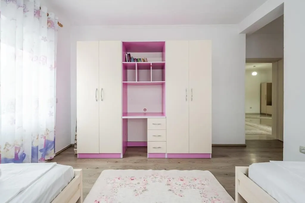 Hometown Apartment Гирокастра