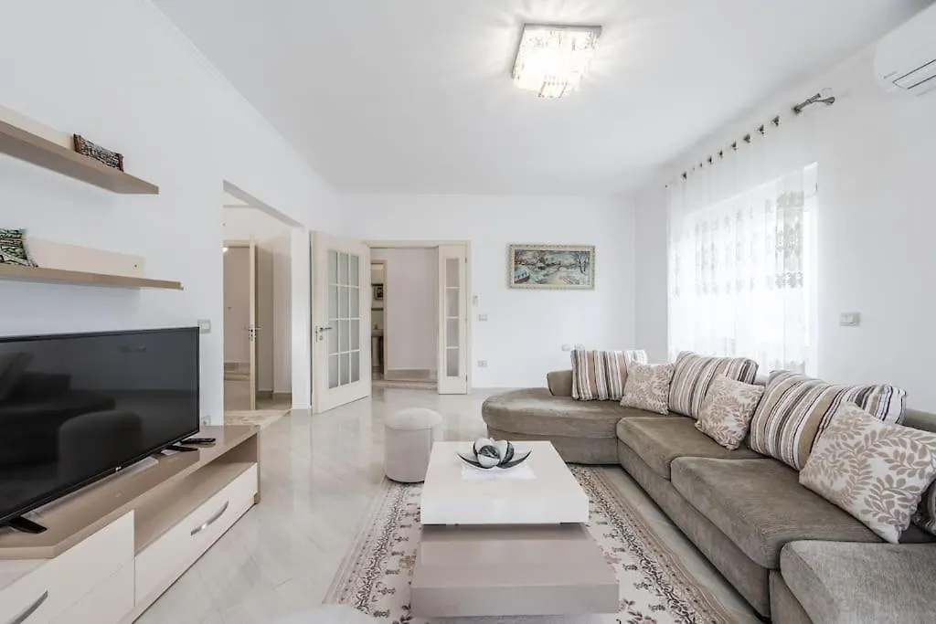 Hometown Apartment Гирокастра