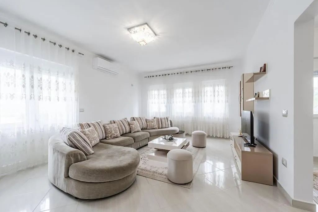 Hometown Apartment Гирокастра